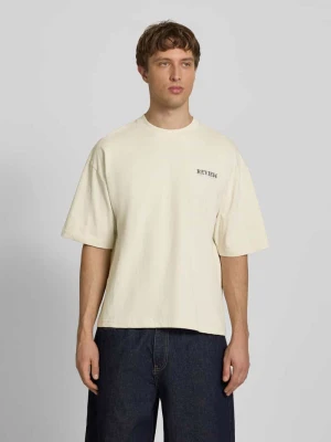 t-shirt z detalem z logo REVIEW