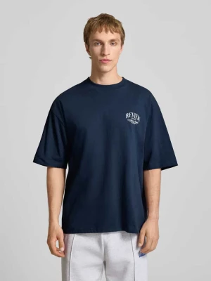 t-shirt z detalem z logo REVIEW