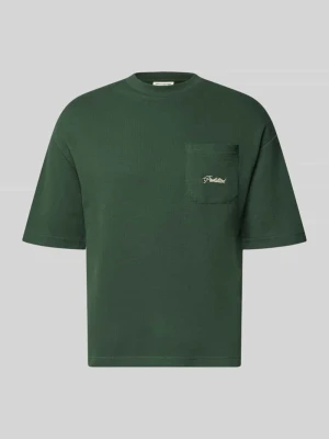 t-shirt z fakturowanym wzorem i wyhaftowanym logo PROHIBITED