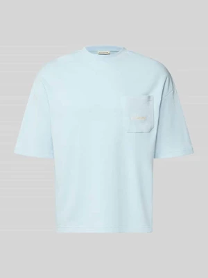 t-shirt z fakturowanym wzorem i wyhaftowanym logo PROHIBITED