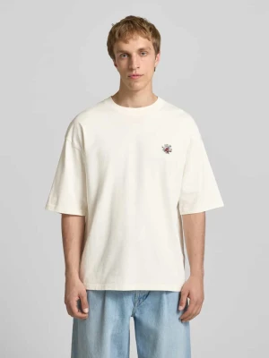 t-shirt z haftem i okrągłym dekoltem REVIEW