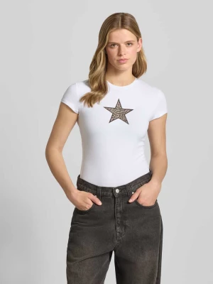 t-shirt z haftem i okrągłym dekoltem REVIEW Biały