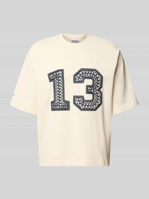 t-shirt z haftem z łańcuszkami i okrągłym dekoltem REVIEW