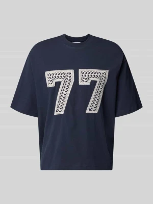 t-shirt z haftem z łańcuszkami i okrągłym dekoltem REVIEW