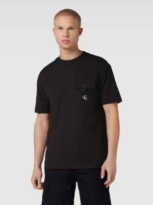 T-shirt z kieszenią na piersi i naszywką z logo Calvin Klein Jeans