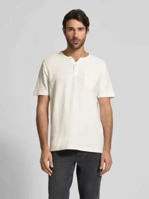 T-shirt z kieszenią na piersi i wyhaftowanym logo model ‘SERAFINO’ Lerros