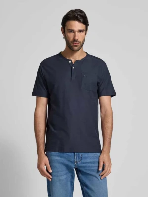 T-shirt z kieszenią na piersi i wyhaftowanym logo model ‘SERAFINO’ Lerros