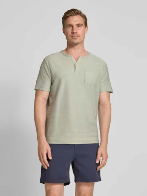 T-shirt z kieszenią na piersi i wyhaftowanym logo model ‘SERAFINO’ Lerros