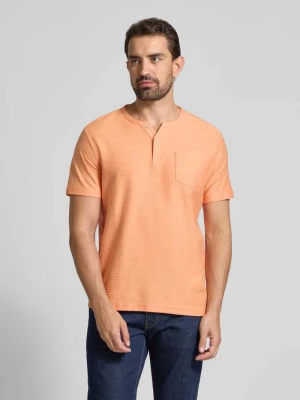 T-shirt z kieszenią na piersi i wyhaftowanym logo model ‘SERAFINO’ Lerros