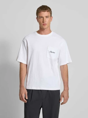 T-shirt z kieszenią na piersi i wyhaftowanym logo REVIEW