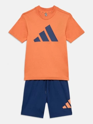 T-shirt z nadrukiem Adidas morelowy
