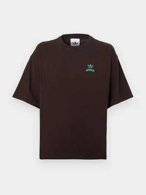 T-shirt z nadrukiem adidas Originals brązowy
