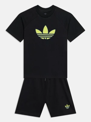 T-shirt z nadrukiem adidas Originals czarny