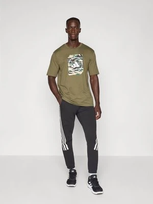 T-shirt z nadrukiem adidas Sportswear