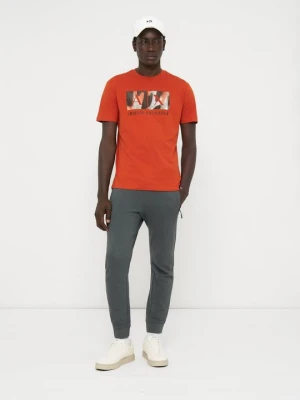 T-shirt z nadrukiem Armani Exchange jasnoczerwony melanż