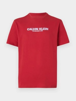 T-shirt z nadrukiem Calvin Klein ciemnoczerwony
