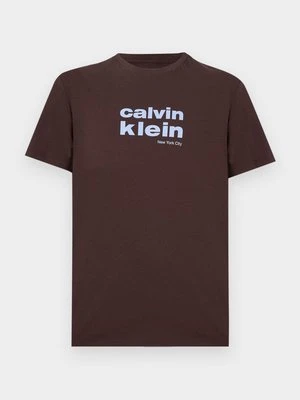 T-shirt z nadrukiem Calvin Klein ciemnobrązowy