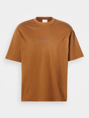 T-shirt z nadrukiem Calvin Klein brązowy