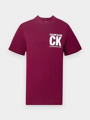T-shirt z nadrukiem Calvin Klein ciemnoczerwony