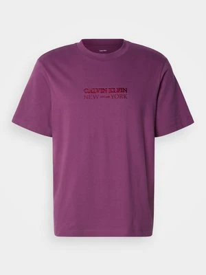 T-shirt z nadrukiem Calvin Klein jagodowy
