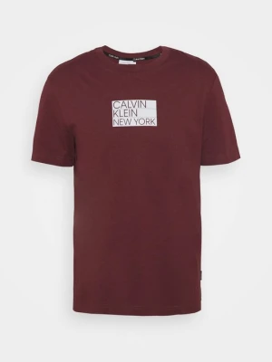 T-shirt z nadrukiem Calvin Klein bordowy