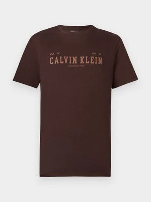 T-shirt z nadrukiem Calvin Klein Jeans ciemnobrązowy