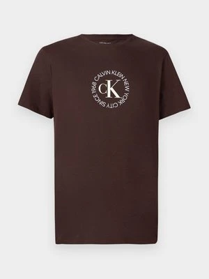 T-shirt z nadrukiem Calvin Klein Jeans ciemnobrązowy