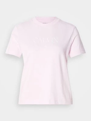 T-shirt z nadrukiem Calvin Klein Jeans jasnoróżowy
