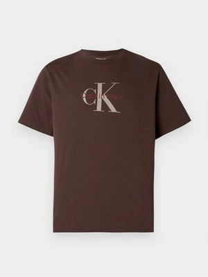 T-shirt z nadrukiem Calvin Klein Jeans ciemnobrązowy