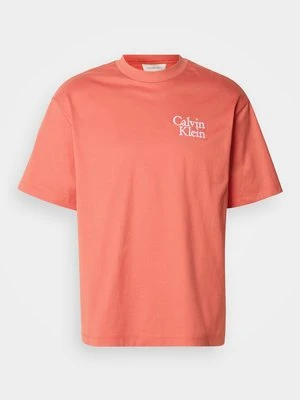 T-shirt z nadrukiem Calvin Klein Jeans pomarańczowy