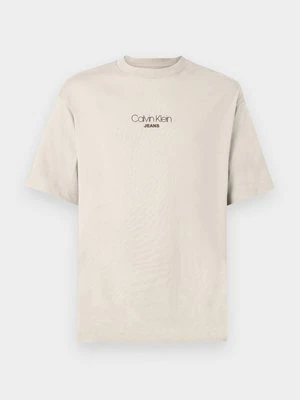 T-shirt z nadrukiem Calvin Klein Jeans piaskowy