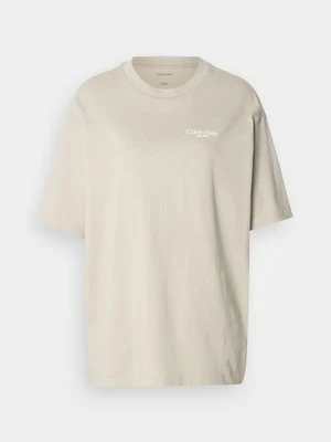 T-shirt z nadrukiem Calvin Klein Jeans piaskowy