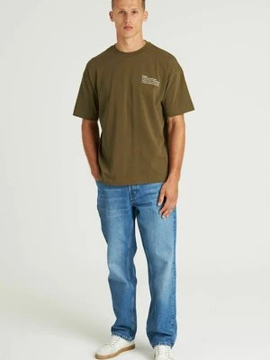 T-shirt z nadrukiem CHASIN'