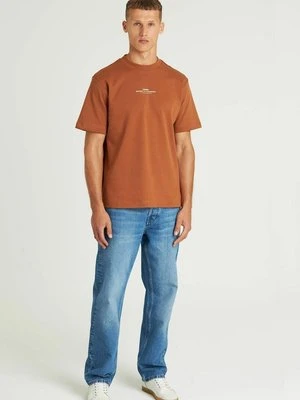 T-shirt z nadrukiem CHASIN'