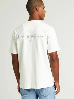 T-shirt z nadrukiem CHASIN'