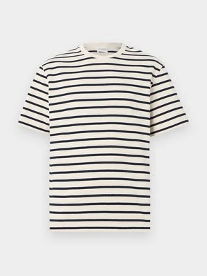 T-shirt z nadrukiem closed