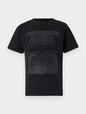 T-shirt z nadrukiem Former