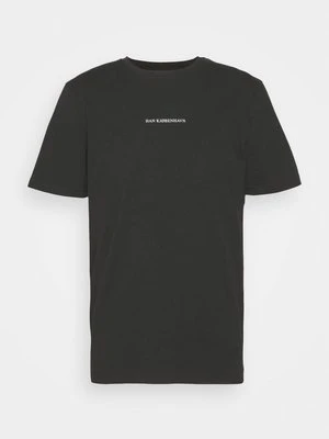 T-shirt z nadrukiem Han Kjøbenhavn