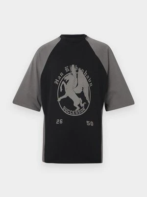 T-shirt z nadrukiem Han Kjøbenhavn