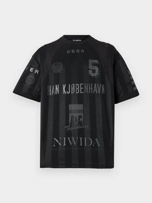 T-shirt z nadrukiem Han Kjøbenhavn