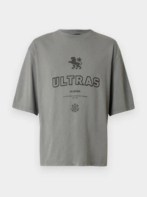 T-shirt z nadrukiem Han Kjøbenhavn