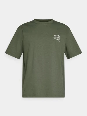 T-shirt z nadrukiem Karma8a