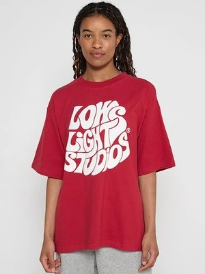T-shirt z nadrukiem Low Lights Studios czerwony