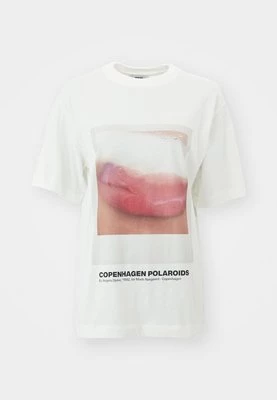 T-shirt z nadrukiem Mads Nørgaard