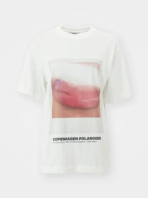 T-shirt z nadrukiem Mads Nørgaard