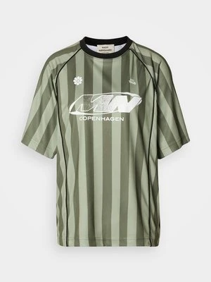 T-shirt z nadrukiem Mads Nørgaard