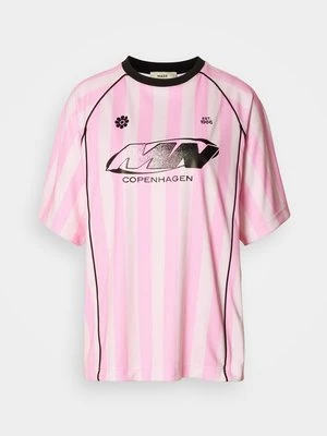 T-shirt z nadrukiem Mads Nørgaard