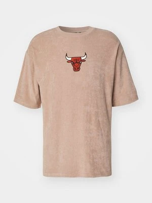 T-shirt z nadrukiem new era