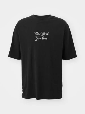 T-shirt z nadrukiem new era