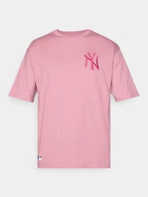 T-shirt z nadrukiem new era